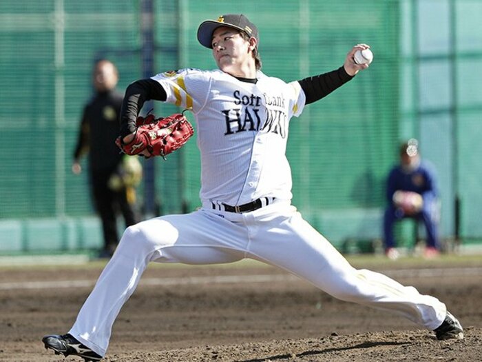王会長が「速いね。どこの高校?」。SBの背番号134左腕、長谷川宙輝。<Number Web> photograph by Kyodo News