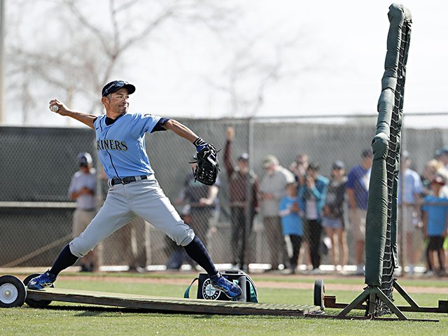 イチローが築く、新たなる指導者像。開幕戦始球式で最速記録なるか