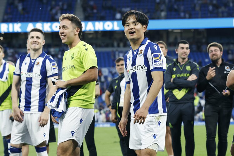 レアルソシエダ複数選手サイン入りフォト レアルソシエダ複数選手サイン入りフォト 久保建英が子供ファンに