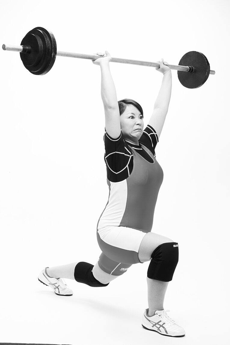 重量挙げ・三宅宏美のモノマネをする伊藤さおり（2015年）©︎Tadashi Shirasawa