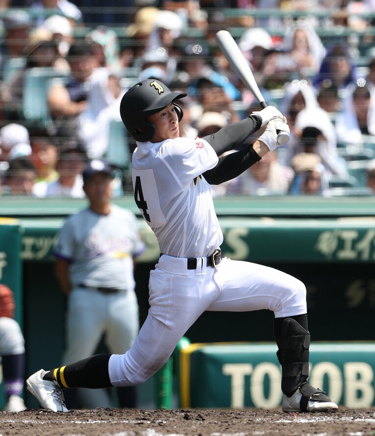 石橋の先制2点タイムリーを放った伊沢颯盛　©JIJI PRESS