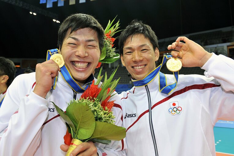 福澤達哉（右）とはパナソニックパンサーズ（現・大阪ブルテオン）でも長くプレーした。写真は2010年アジア大会　©︎Ryu Makino/AFLO