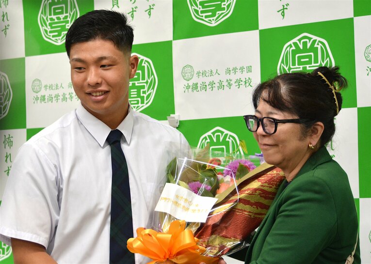 沖縄尚学の大城美穂子理事長から花束を受け取る末吉良丞　©Takarin Matsunaga