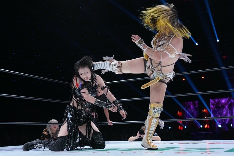 渡辺桃のキックを浴びる上谷沙弥　©Essei Hara