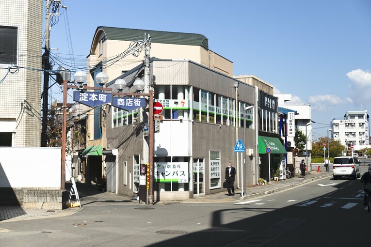 駅から少し西に向かって見つけた商店街