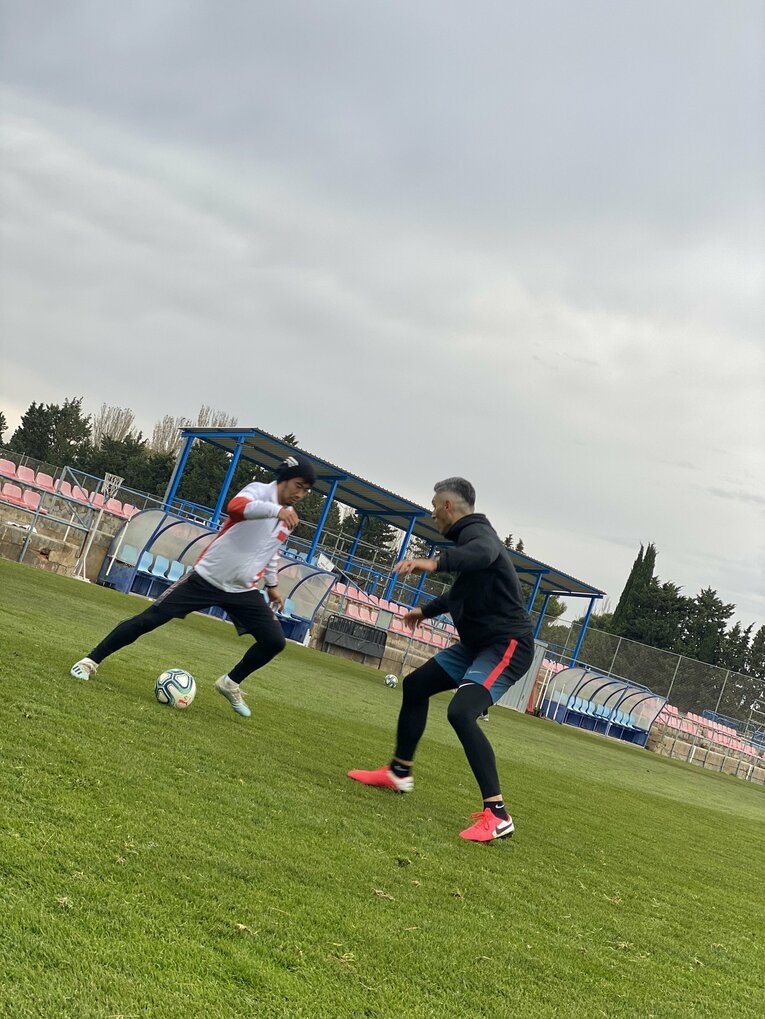 サラゴサの元チームメイト、ダニエル・トーレスとクラブの練習場で1対1のトレーニング　(C)UDN SPORTS