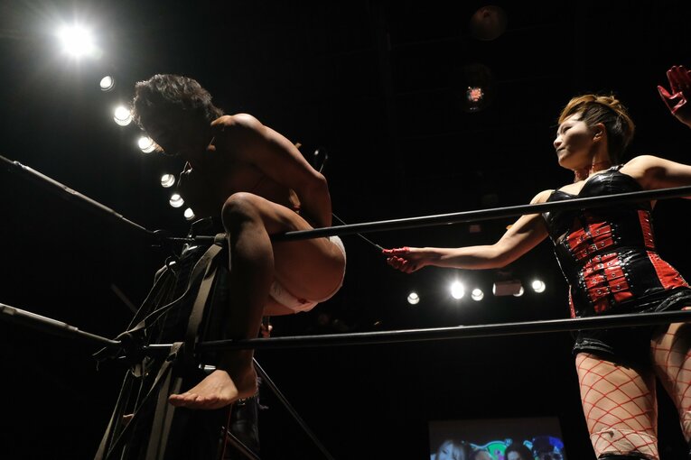 ボンデージ姿でムチ乱打も…“フェリス卒”女子レスラー・雪妃真矢がフリーで始めた新たな闘いとは？「伸び伸びと、怒られてもいいので（笑）」(15)