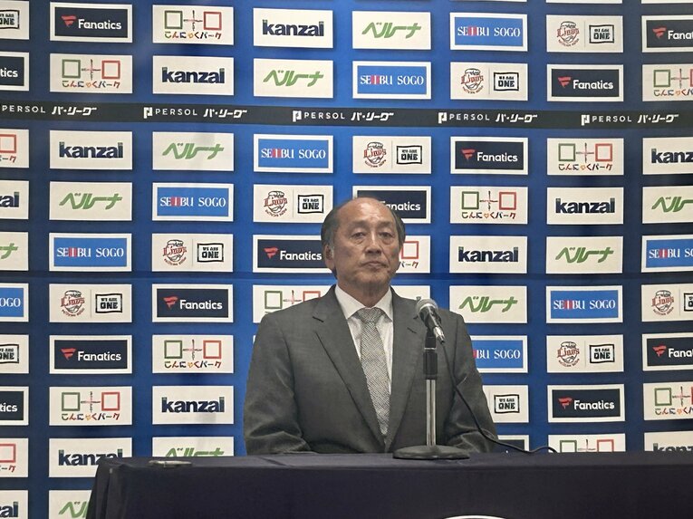 緊急時の会見場で決意表明を行った渡辺久信GM　©Daisuke Nakajima