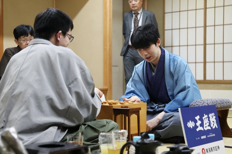 王座戦第3局の終局後　©JIJI PRESS
