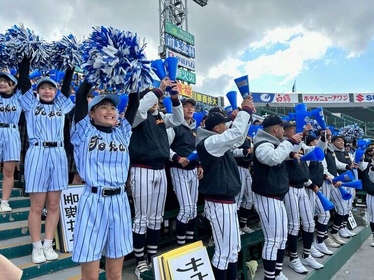 【東海大福岡】野球部と同じユニホームで応援する東海大福岡のチアリーディング　©Yukiko Umetsu