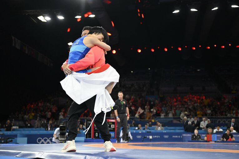 父・俊一さんに抱きつく藤波朱理。親子の苦労が報われた瞬間だった　©Asami Enomoto/JMPA