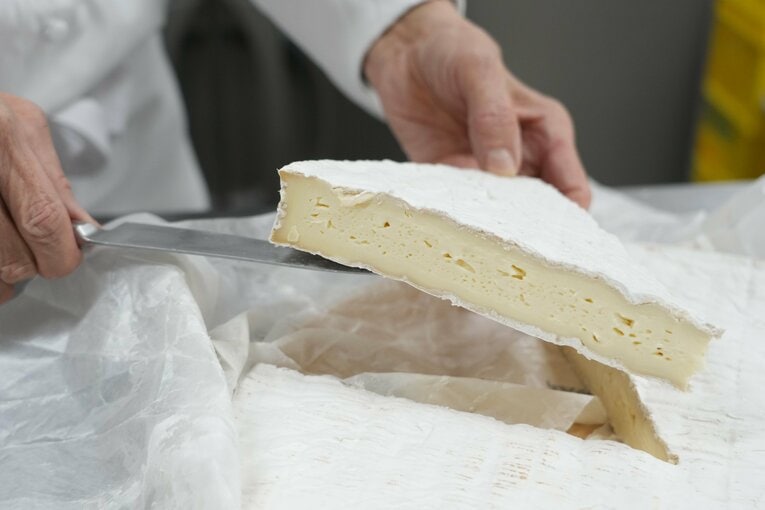 「チーズの王様」ブリー・ド・モーの熟成具合をチェック