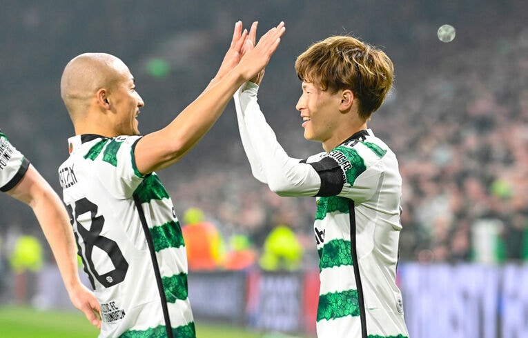 CLアトレティコ・マドリー戦でゴールを挙げた古橋。祝福するのは前田　©Getty Images