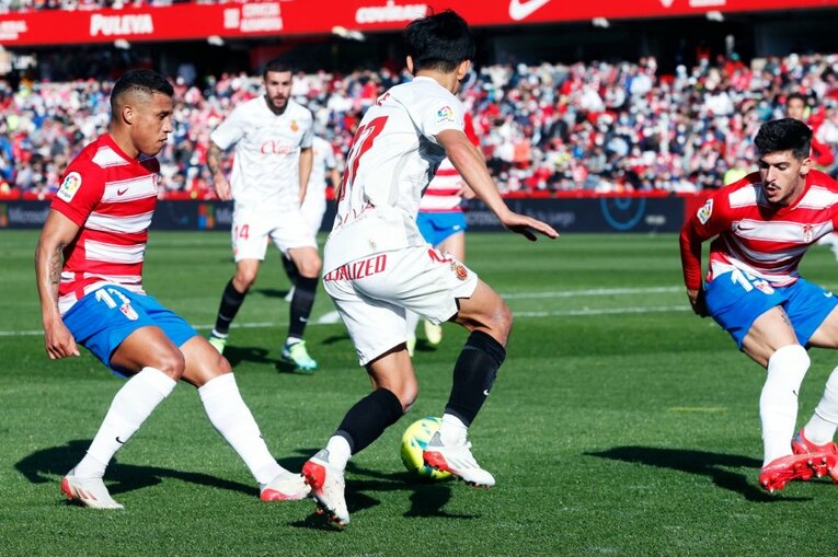 久保建英vsバルサがW杯イヤーのリーガ初戦… 年末の試合で見た「タケの身体の進化」と新星たちの奮起〈撮影者の視点〉(55)