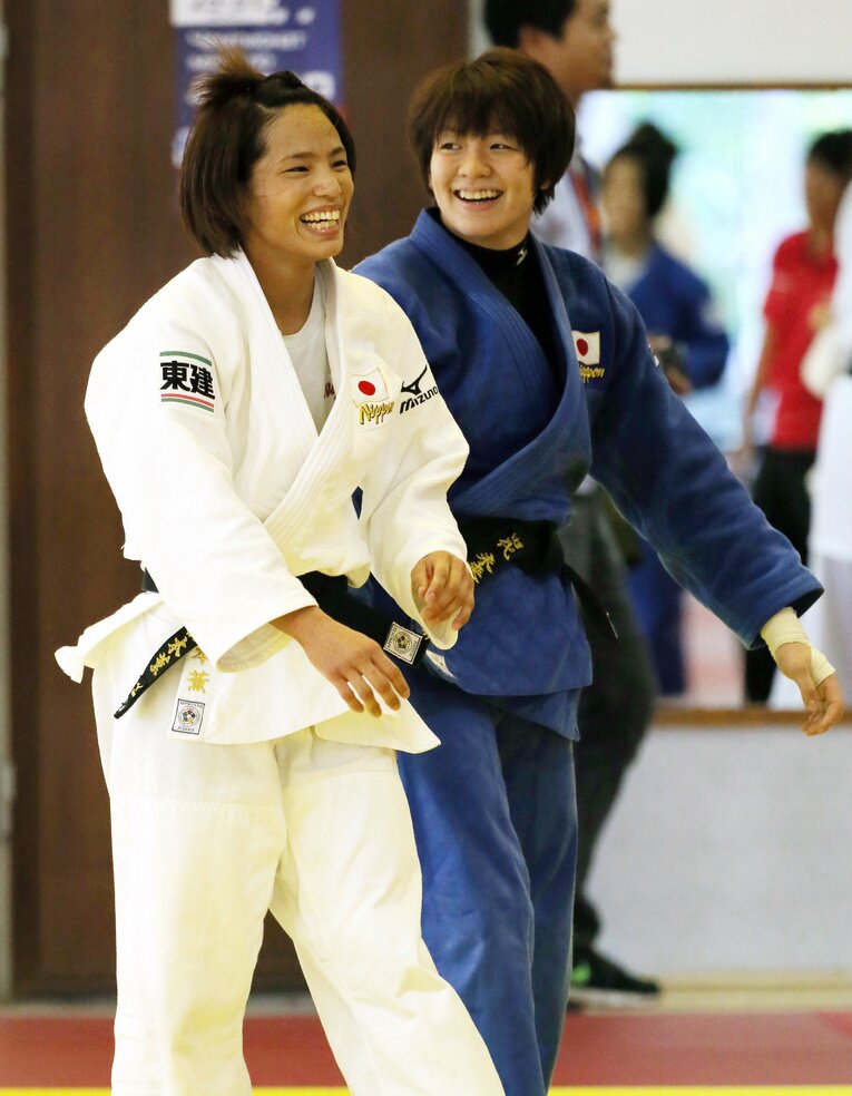 2014年世界選手権の練習中に笑顔を見せる松本薫（左）と田代未来　©︎JIJI PRESS