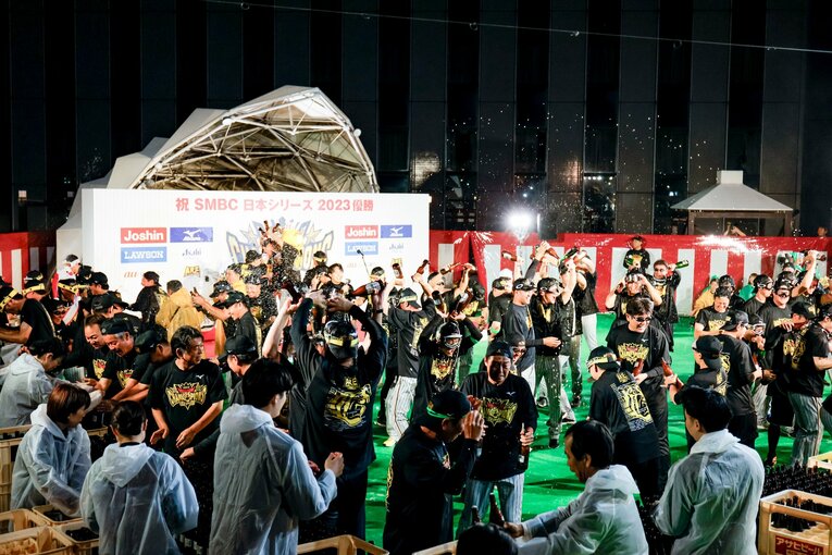 阪神日本一のビールかけの様子（全10枚中の10枚目）　©Kiichi Matsumoto
