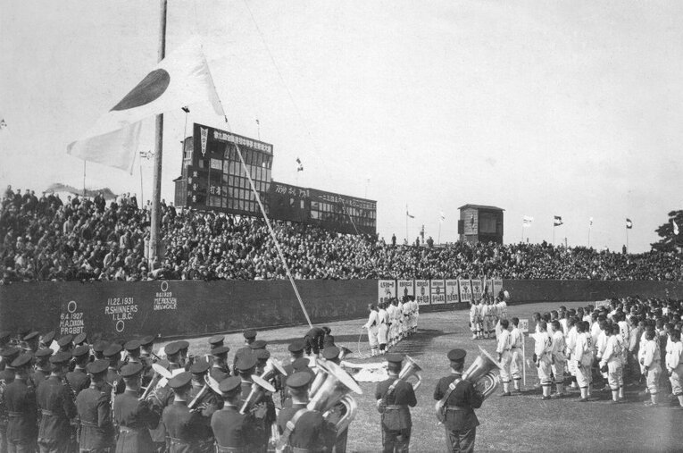 写真は1932年、第9回全国選抜中等学校野球大会（センバツ）の入場式。すでに甲子園に場所は移っていたが、第1回センバツが行われた山本球場（名古屋）とは？ ／ photograph by KYODO