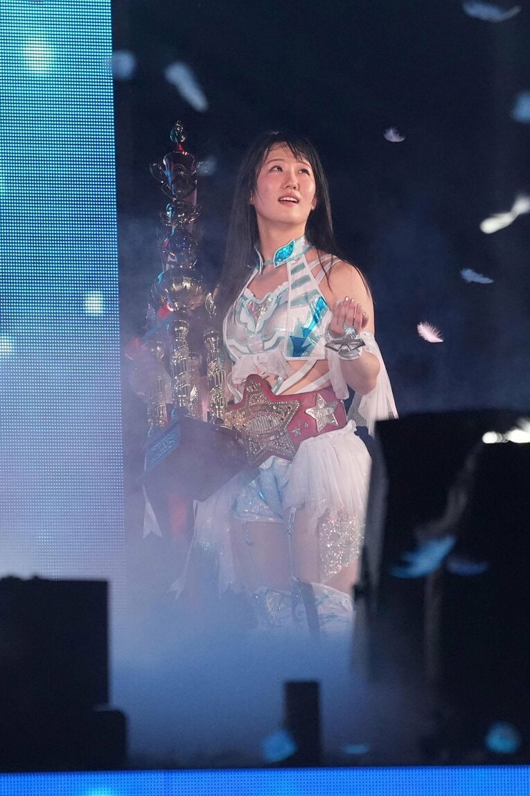 ファンに振り返る玖麗さやか　©Essei Hara