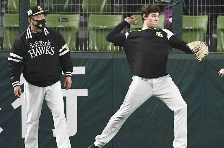 4月に一軍に昇格。試合前練習に合流したソフトバンクのスチュワート。工藤監督から指導を受ける ／ photograph by KYODO