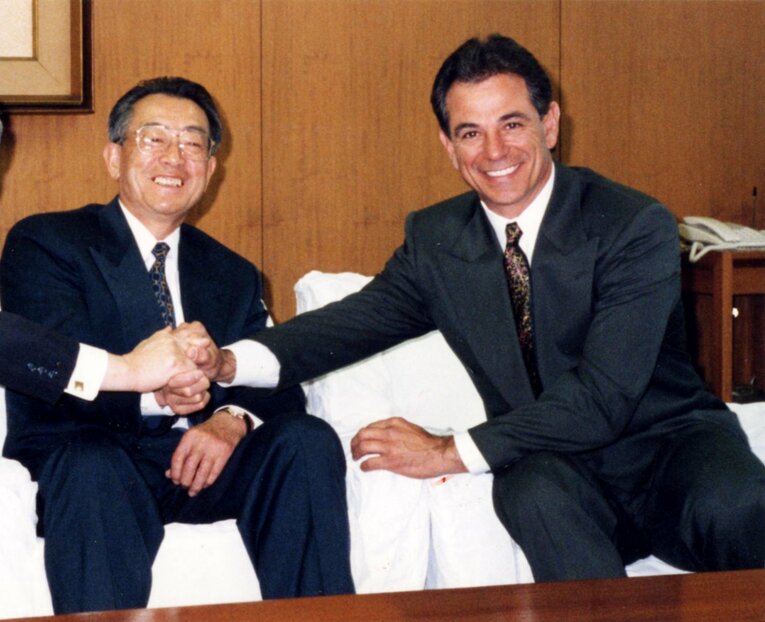 1995年1月。相思相愛の形でタッグを組んだ両者　©Sankei Shimbun
