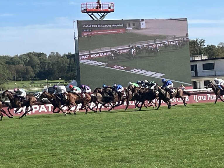 最後の直線で疾走するスルーセブンシーズ ©Shintaro Okawa