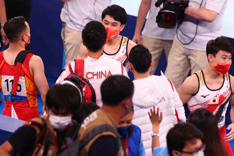 健闘を称え合う選手たち ©Ryosuke Menju／JMPA