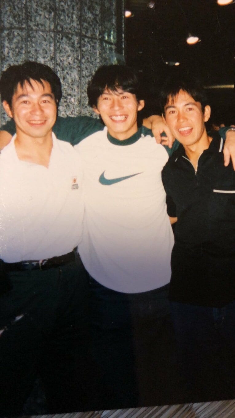 兄2人を挟まれて、楽しそうな表情で写真に収まる森徹さん（左から長兄・晃さん、次兄・敏さん）