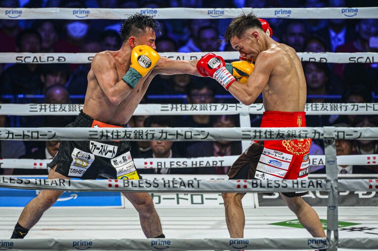 堤聖也vs.比嘉大吾。2月24日、有明アリーナ　©Takuya Sugiyama
