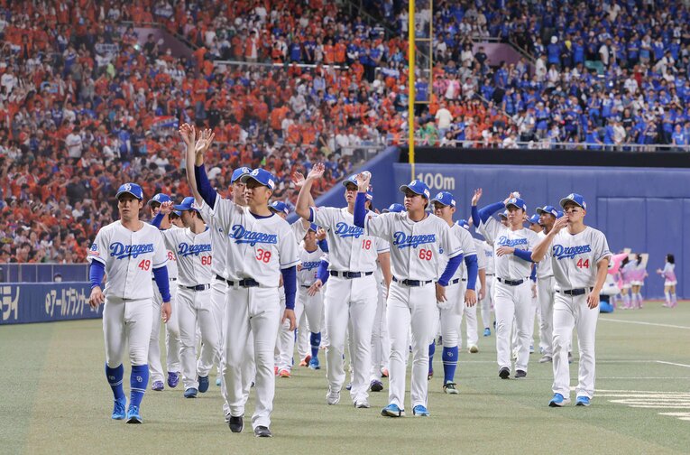 最終戦でファンの歓声に応える立浪監督と選手たち　©︎JIJI PRESS