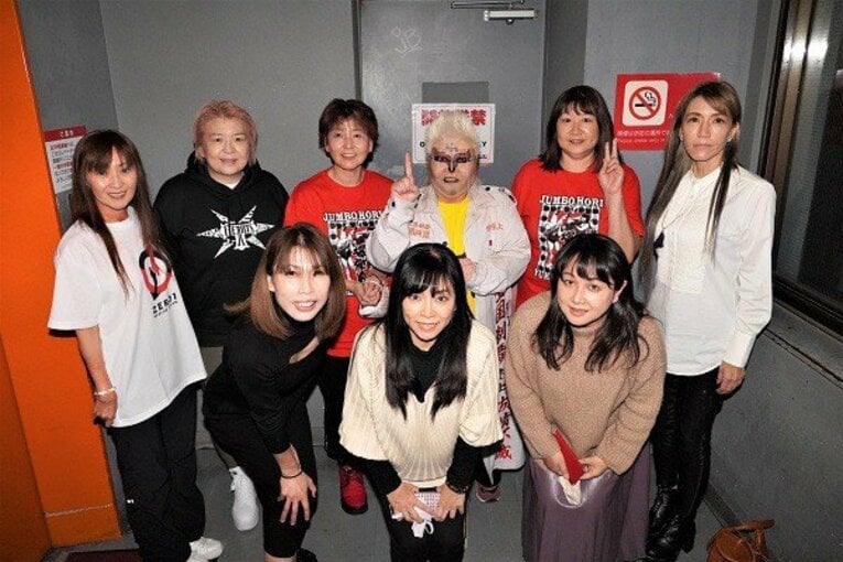 20年12月26日、新宿FACEでおこなわれた「押忍PREMIUM SHOW」。前列左から大向、風間ルミ、キューティー鈴木。後列左から工藤めぐみ、堀田祐美子、大森ゆかり、ダンプ松本、ジャンボ堀、ブル中野　Ⓒ本人提供