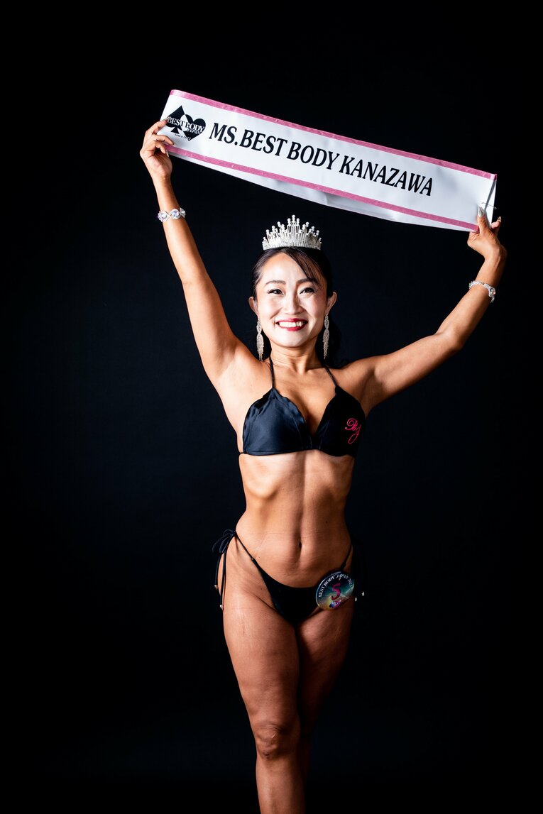 当初は「ドン引きした」という大会用のビキニ。大会では5位入賞を果たした　©TAKAI ATSUSHI