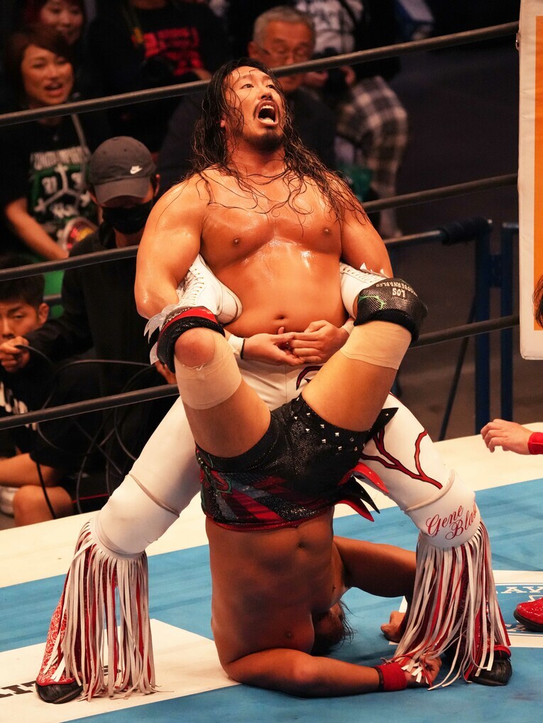 ボストンクラブで内藤哲也を攻める辻陽太　©Essei Hara