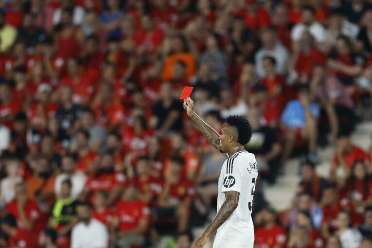 審判が落としたレッドカードをミリタオが掲げるシーンも　©Daisuke Nakashima