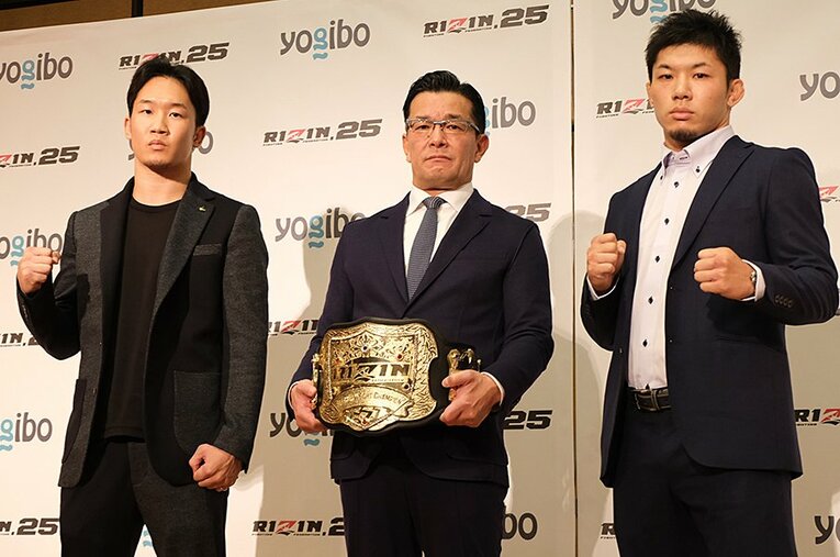 榊原信行CEO（中央）を挟む、対戦が決まった朝倉未来（左）と斎藤裕。未来は落ち着いた姿勢と強気な言葉で質問に答えた ／ photograph by Norihiro Hashimoto