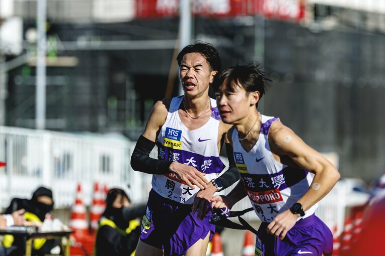 【2026箱根駅伝】3区で桑田から襷を受ける駒澤大の往路唯一の4年生、帰山　©Kichi Matsumoto