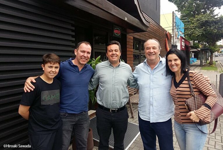 日本料理店の前で笑顔のクルピ ／ photograph by Hiroaki Sawada