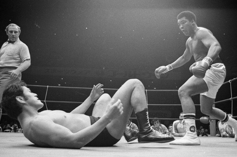 今から49年前のモハメド・アリとアントニオ猪木の異種格闘技戦。試合がはじまると猪木はマットに寝ころび、いわゆる「猪木アリ状態」に ／ photograph by JIJI PRESS