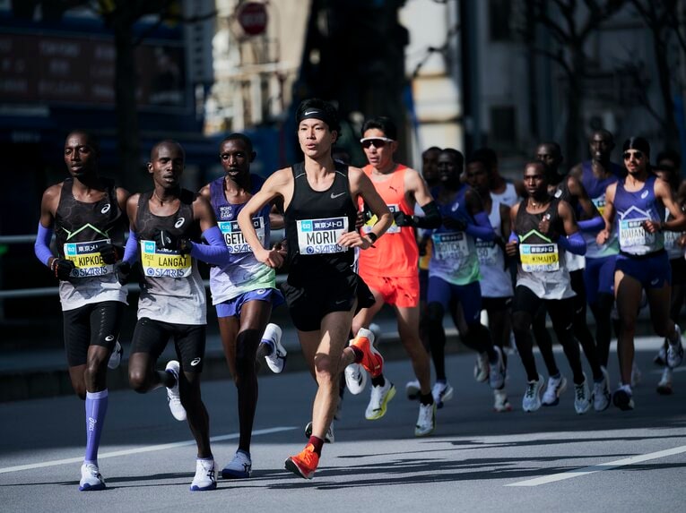東京マラソンでペーサーを務める上野（赤のウェア）　©Yuki Suenaga