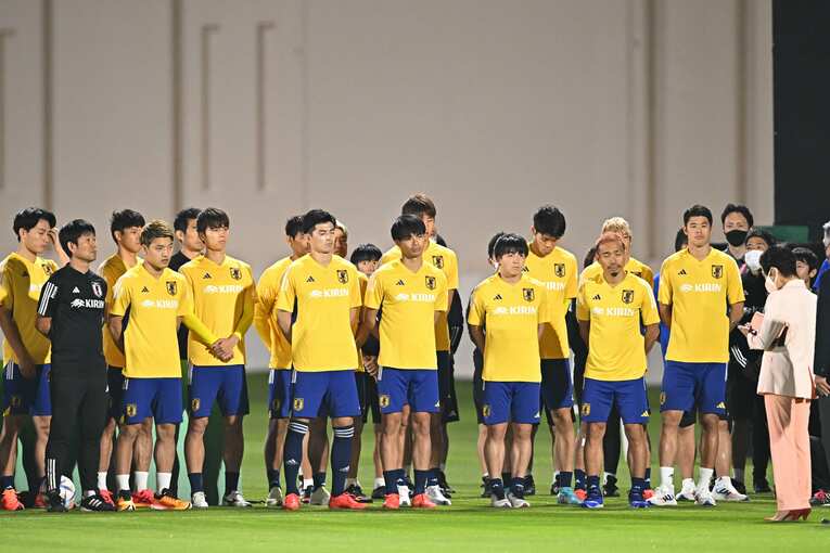 練習に激励に訪れたこちらのお方は…　©Takuya Kaneko／JMPA