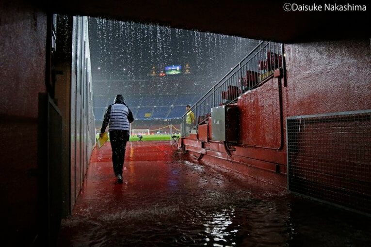 クラシコの魔性を生む10万人の力と、最高に綺麗なカンプノウの夕焼け。(11) ／ photograph by Daisuke Nakashima