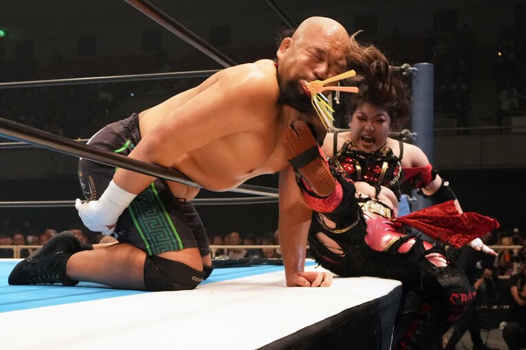 オーカーンの口にフォークを詰め込み強烈な蹴りを見舞う　©Essei Hara