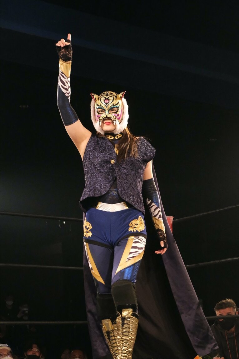 口元が以前より露出したタイガー・クイーンの最新マスク