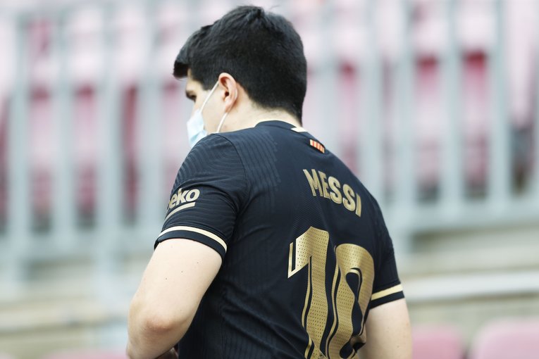 “メッシが去ったバルサとカンプノウ初戦”はどんな雰囲気だったか… 背番号10のファンと「前半10分のメッシコール＋ブーイング」〈現地撮影〉(10)