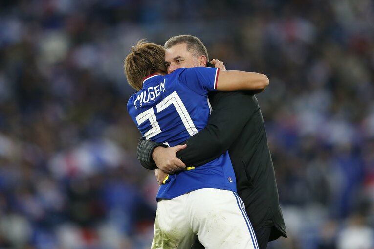 J1優勝を決めた2019年の最終節、熱い抱擁をかわすポステコグルーと松原健　©AFLO SPORT