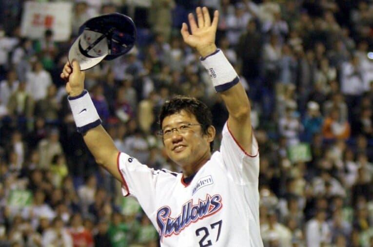 2007年10月7日、引退試合。本拠地最終戦で詰めかけた大観衆に別れを告げる古田敦也兼任監督 ／ photograph by Sankei Shimbun