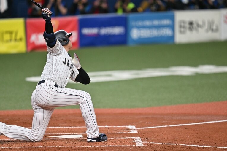 大谷の「片ひざ片手弾」（6枚中の1枚目）©Naoya Sanuki