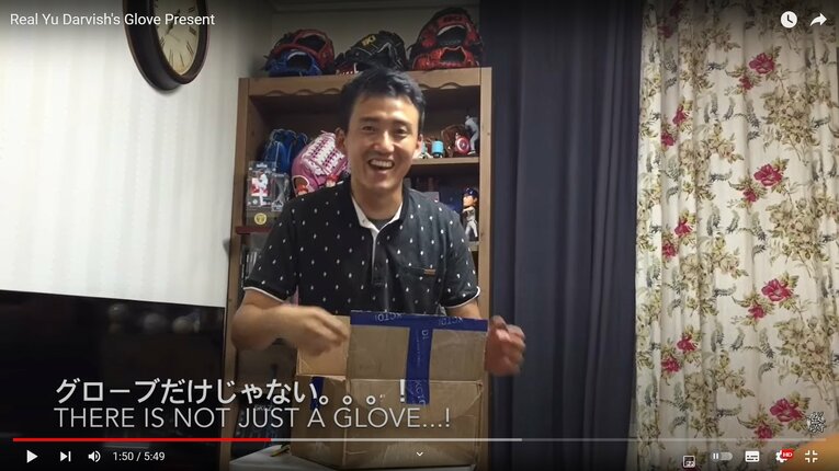 グローブが欲しいと“おねだり”したグァンジャさんにはなんとグローブだけでなく…（3/8）　YouTubeチャンネル「BIGHERO BASEBALL [달빛광자]」より