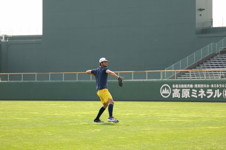 第1クール終了後、休養日に宮城大弥とのキャッチボールで見せた、まさかの左投げ