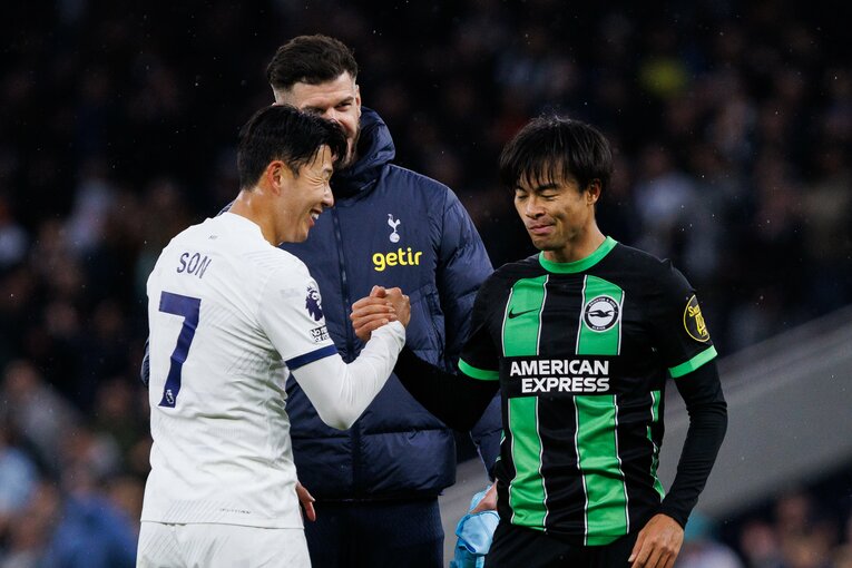 2月10日のトッテナム戦。1－2で逆転負けした試合終了後、ソン・フンミンが三笘に歩み寄り握手を交わした【1枚目／全2枚】　©AFLO
