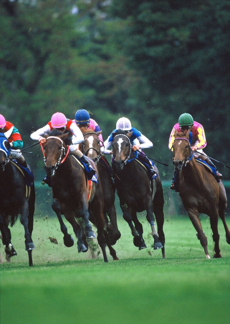 1999年の皐月賞。ナリタトップロードとアドマイヤベガの外から進出するテイエムオペラオー　©BUNGEISHUNJU